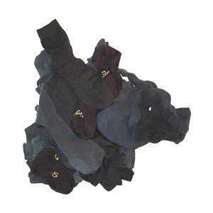 Sockenhaufen schwarze Socken unsortiert nach dem Waschen sockenhaufen schwarze socken unsortiert